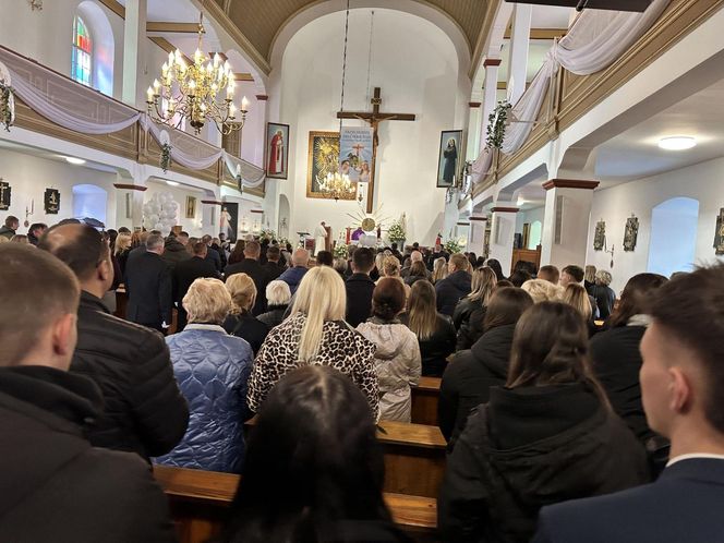 Tłumy na pogrzebie tragicznie zmarłej Mai. Kościół w Działdowie wypełniony po brzegi