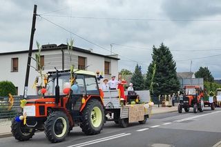 Nietypowa rola proboszcza na dożynkach. Ksiądz wcielił się w myśliwego