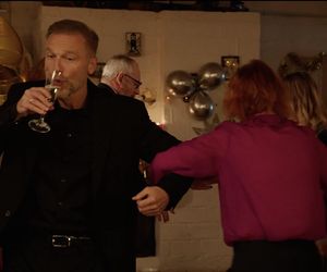 M jak miłość, zabawa sylwestrowa. Werner (Jacek Kopczyński), Andrzej Budzyński (Krystian Wieczorek), pani Ola (Ewa Kolasińska), Sylwia (Hanna Turnau)