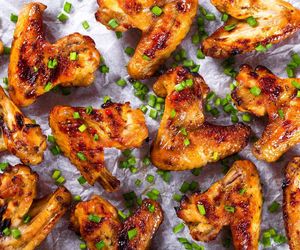 Skrzydełka kurczaka jeszcze nigdy nie smakowały tak pysznie. Kluczem jest ta prosta marynata 