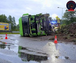 Ciężarówka przewróciła się na rondzie pod Otwockiem. Kierowca wjechał prosto w kopiec! 
