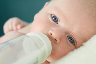 Rozszerzanie diety dziecka – schemat żywienia niemowląt od urodzenia do 6. miesiąca życia