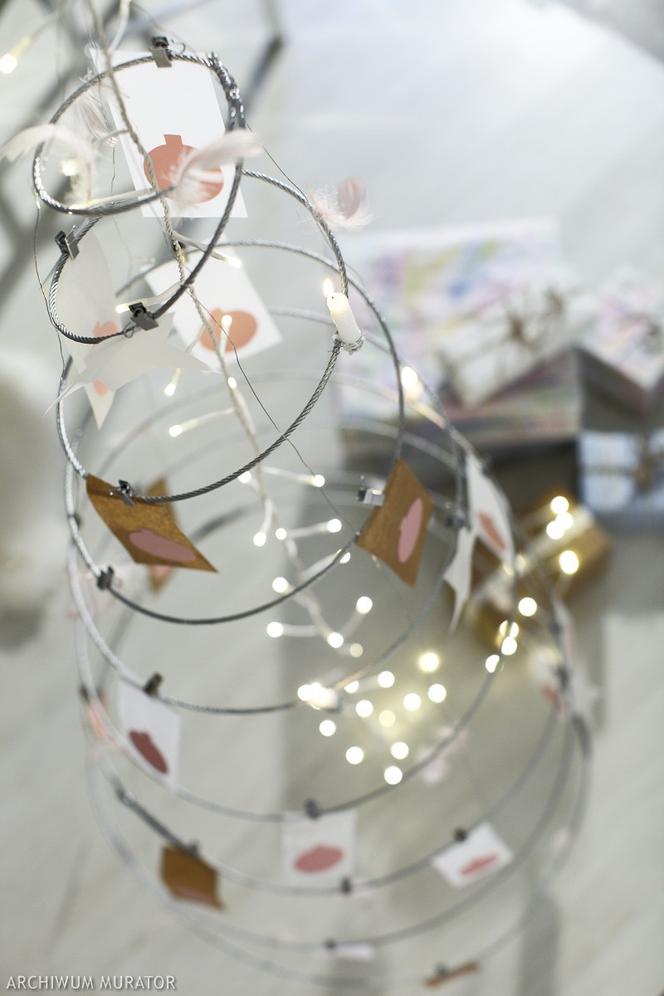 Białe światełka w dekoracyjnej kompozycji świątecznej