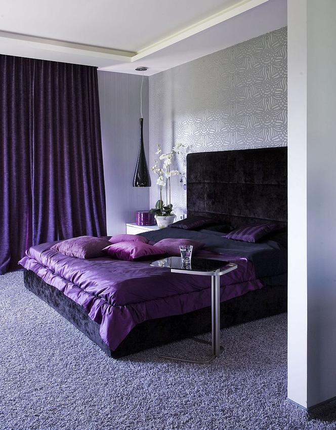 Fioletowa sypialnia w stylu glamour