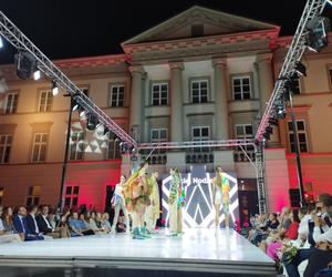 RADOM FASHION SHOW