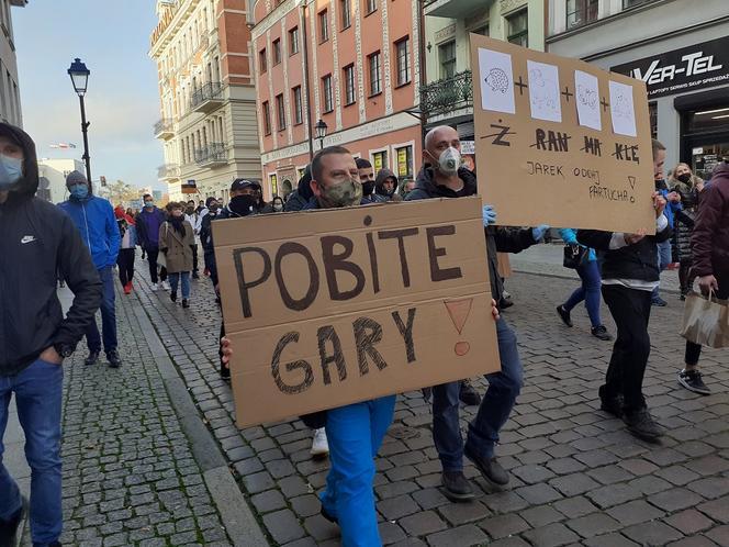 Protest branży gastronomicznej w Toruniu. Zanieśli trumnę pod pomnik Kopernika