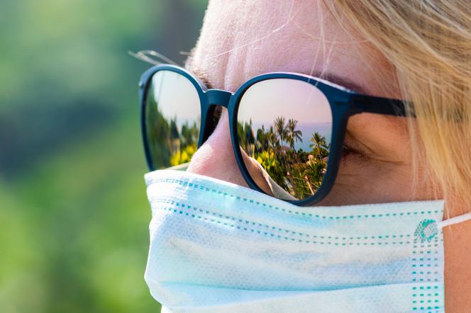 Czy skórę pod maseczką ochronną trzeba chronić przed słońcem? Dermatolog wyjaśnia