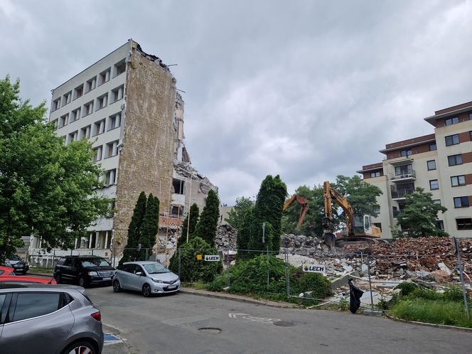 Tak znikał popularny biurowiec. Teraz powstaną tu apartamenty i mieszkania