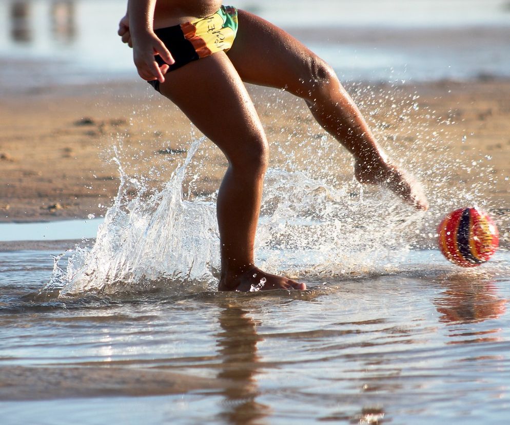 Bałtyk. Czerwona flaga, parawan osłaniajacy ciało topielca i... turyści łapiący fale. Ratownicy w szoku