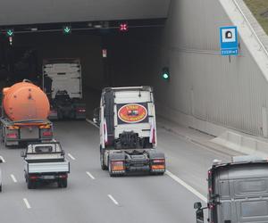 Otoczyli stolicę! Kierowcy utknęli w gigantycznych korkach na obwodnicy miasta. Tak wyglądał protest polskich przewoźników