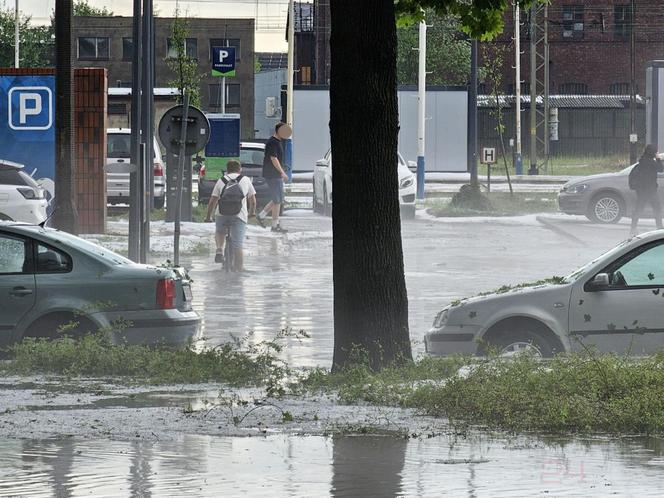 Nawałnica nad Gnieznem. Miasto zalały strumienie wody po ulewie i gradobiciu [ZDJĘCIA].