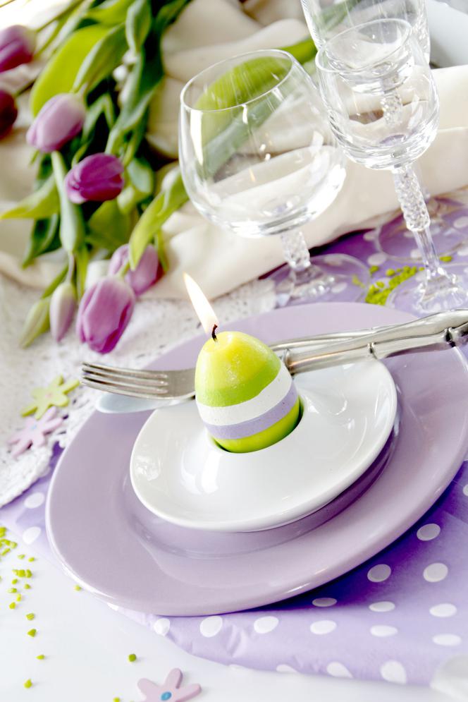 Wielkanocny stół z fioletem