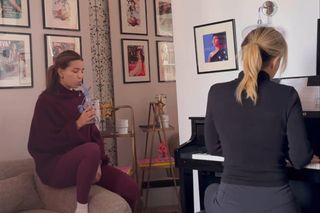 Julia Wieniawa tak ćwiczy śpiewanie. Co ona ma w ustach?