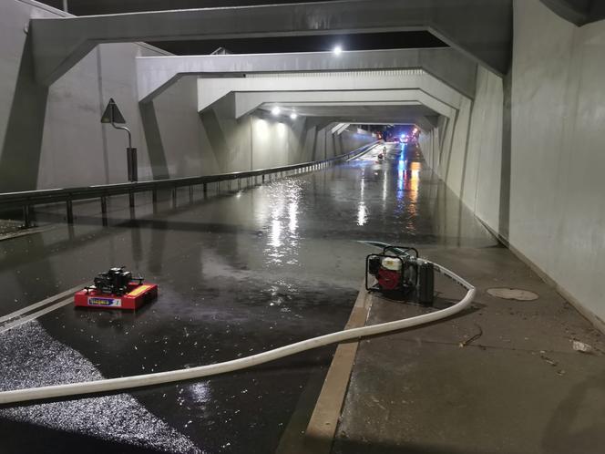 Zniszczona droga w Dominicach, zalany tunel drogowy w Kościanie
