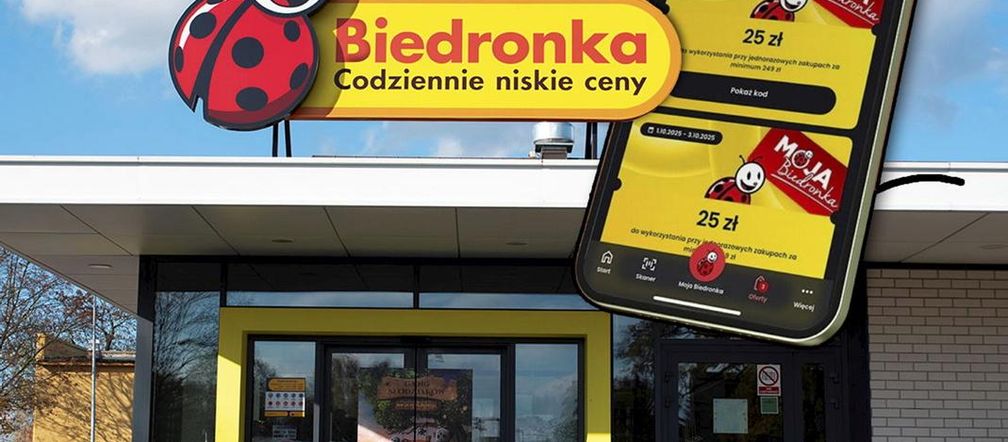 Baner Biedronki z logotypem uśmiechniętej biedronki i hasłem Codziennie niskie ceny na tle wejścia do sklepu, obok ekran smartfona z otwartą aplikacją Moja Biedronka prezentującą cyfrowe vouchery o wartości 25 zł, o których można przeczytać na portalu Super Biznes.