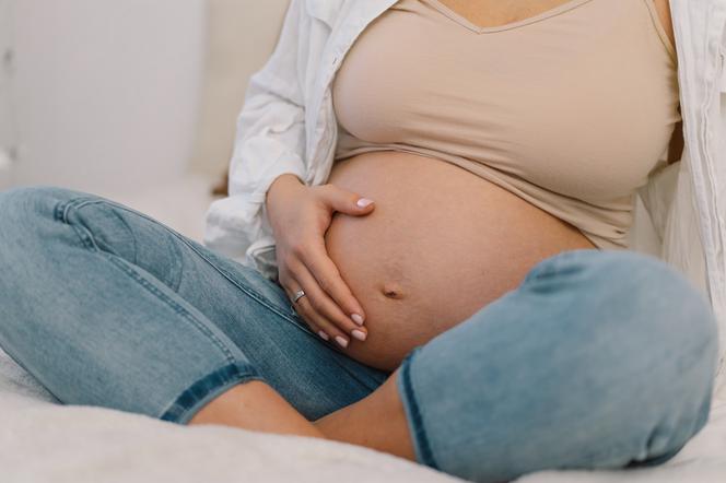 Kobieta pije alkohol w ciąży - czy coś jej grozi?