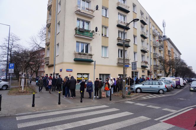 Kolejka przed pracownią cukierniczą "Zagoździński" na Woli 27.02.2025