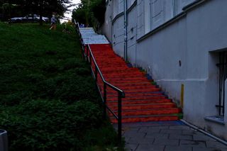 Tęczowe schody w Krakowie po dewastacji