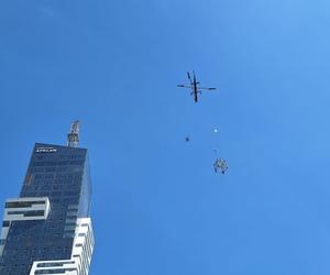 Montaż iglicy na Olszynki Park z użyciem helikoptera