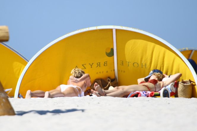 Jan Englert z żoną i ćorką w Juracie