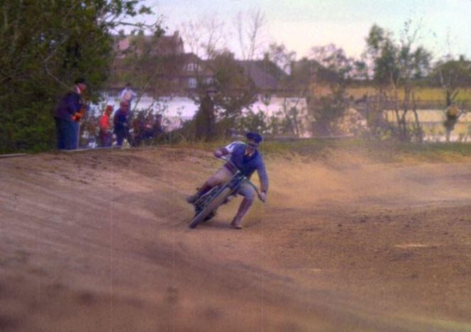 Norwegia, Trondheim Stadium. Bjarne Wist wchodzi w zakręt 
