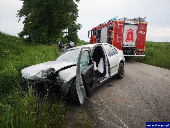 Wypadek na trasie Wozławki - Lidzbark Warmiński. Auto uderzyło w kilka drzew [ZDJĘCIA]