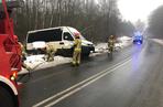 Trudne warunki na drogach! Bus rejsowy wypadł z drogi i się przewrócił na bok [ZDJĘCIA]