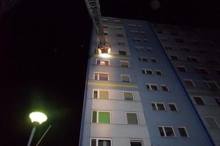 Nocny pożar w wieżowcu. Dwie osoby trafiły do szpitala! [ZDJĘCIA]