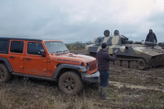 Jeep Wrangler kontra radziecki czołg. Kto wygra błotny pojedynek? - WIDEO