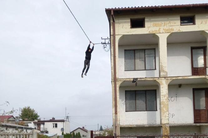 Skoczył z dachu i zawisł na przewodach elektrycznych. Filmowa ucieczka 16-latka przed policją