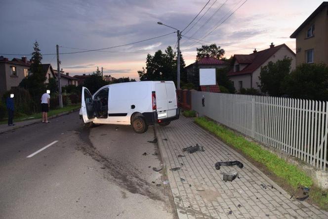Pod Tarnowem PIJANY kierowca busa staranował ogrodzenia dwóch domów! Chciał uciec rowerem