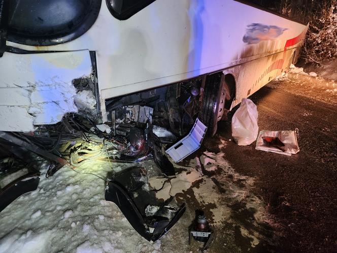 Samochód uderzył w autobus, 29-latek nie żyje
