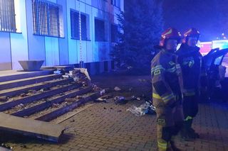 Auto wjechało w komisariat policji 