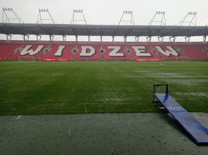 Problemy ze stadionem Widzewa? Przez nadmiar wody trzeba było przerwać rozgrywki [ZDJĘCIA]