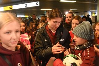 Tłumy na lotnisku w Warszawie powitały polskie piłkarki! 