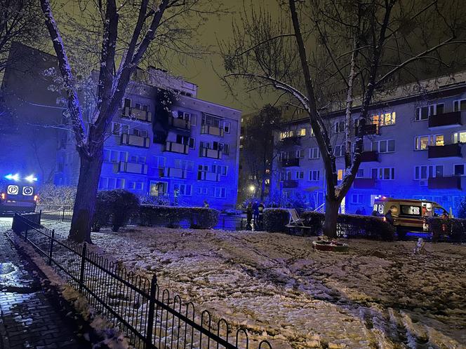 Warszawa. Gigantyczny pożar mieszkania na drugim piętrze. Dwie osoby poszkodowane