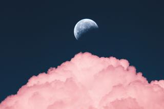 Różowy księżyc nad Warszawą - jak wygląda? Kiedy i gdzie obserwować zjawisko? 