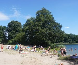 To jedno z największych jezior w Olsztynie. Kusi turystów piaszczystymi plażami