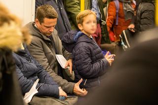 Rafał Trzaskowski jedzie z rodziną metrem na zaprzysiężenie