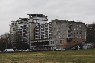 Dziwny blok w Jastrzębiu Zdroju - zobacz zdjęcia willi wybudowanej na bloku mieszkalnym