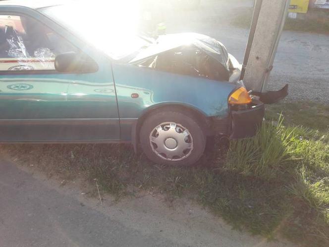 Nowy Sącz. Na ulicy Węgierskiej kierowca suzuki uderzył w słup