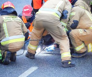 Ostatnie Pokolenie przykleiło się do jezdni na S8. Strażacy musieli skuć asfalt