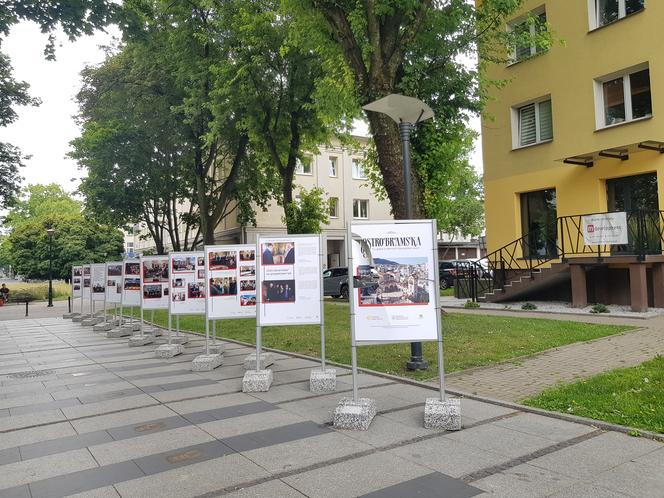 Zniszczona wystawa „Szlakiem Ostrobramskiej” na Alei Bluesa w Białymstoku