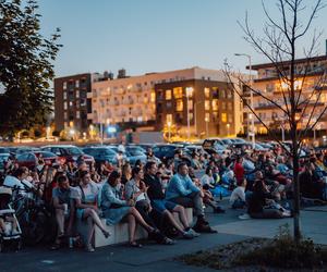 Tłumy ludzi i świetna atmosfera. Wystartowało plenerowe Kino Letnie w Centrum Historii Zajezdnia [GALERIA]