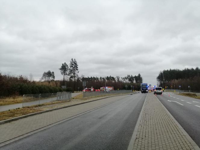 Koszmarny wypadek pod Solcem nad Wisłą! Nie żyje pasażer opla, 44-latkę zabrała karetka [ZDJĘCIA]