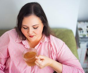 Wypij rano i zapomnij o boczkach. Naturalny sposób na płaski brzuch