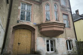 Zabytkowa kamienica przy ulicy Królowej Jadwigi w Lesznie 