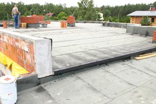 Błędy w hydroizolacji dachu płaskiego: jak ich uniknąć