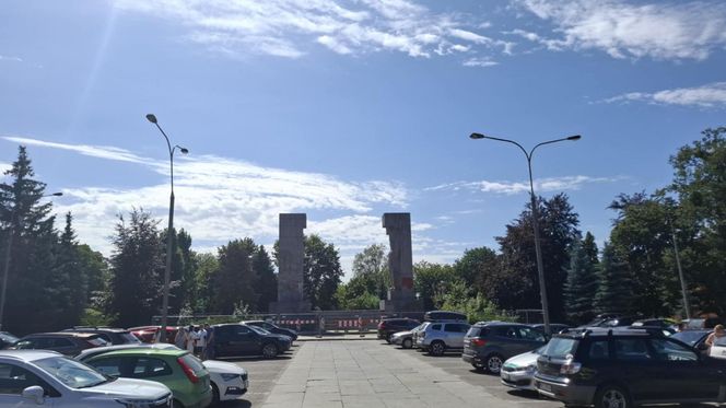 Pomnik "szubienic" w Olsztynie. Nawrocki i Kaczyński chcieli go zburzyć