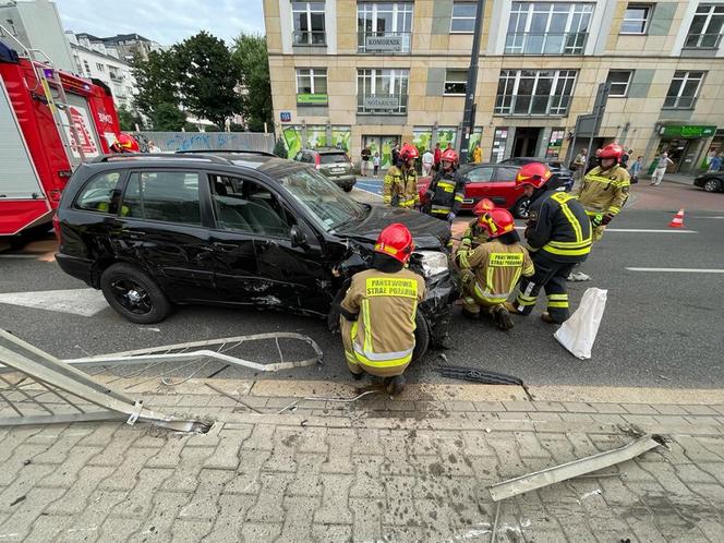 Pijany staranował barierki przy przystanku tramwajowym. O krok od tragedii w Warszawie